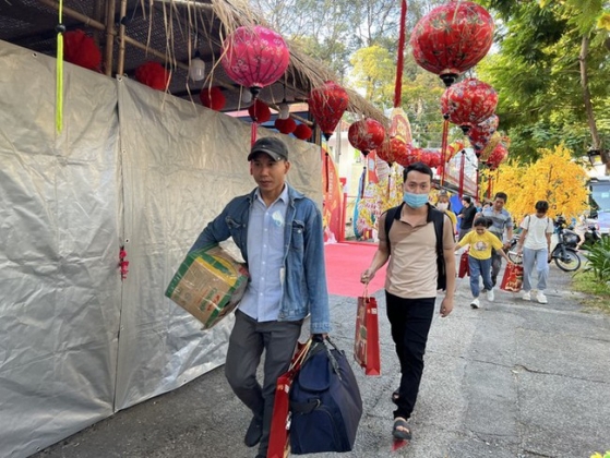 1 13 Nam Don Tet Xa Nha Ca Gia Dinh Nguoi Lao Dong Kho Khan Duoc Dua Mien Phi Ve Que