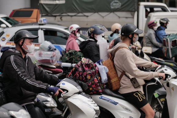 2 Nguoi Dan Linh Kinh Hanh Ly Roi Ha Noi Ve Que An Tet