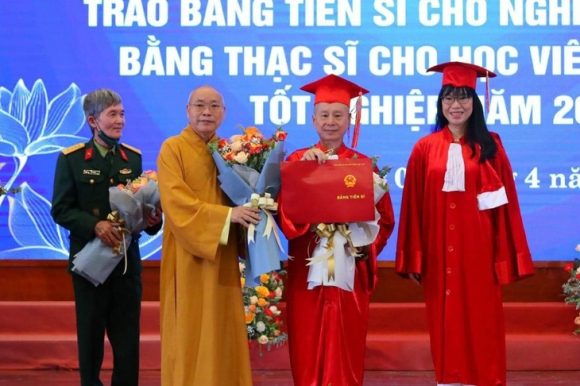1 Xon Xao Bang Tien Si Cua Thuong Toa Thich Chan Quang Duoc Cap Trong 2 Nam Nha Truong Noi Gi