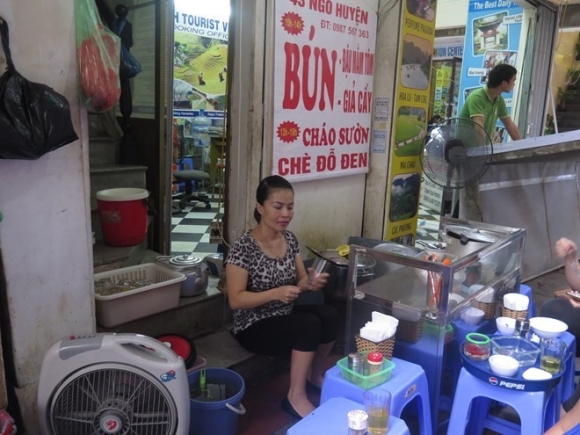 1 Co Gai Ha Noi Tot Nghiep Dh Luat Ra Ban Bun Dau Mam Tom