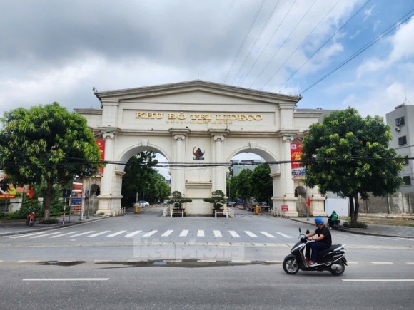 5 Can Canh Loat Biet Thu Nghin Ty Bo Hoang Gan Ngay Noi Chen Chan Dau Gia Xuyen Dem