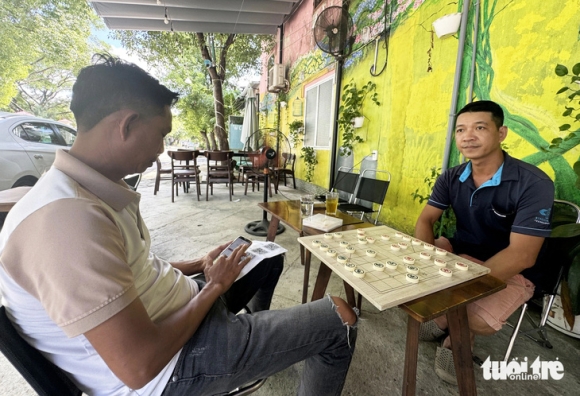 2 Khach Uong Ca Phe Chu Khong Lay Tien Hay Chuyen Thang Giup Dong Bao Phia Bac Bi Thiet Hai Mua Lu