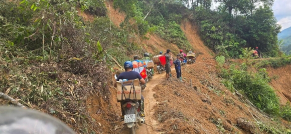 2 Nguoi Dan Lao Cai Bat Khoc Khi Nhan Do An Cuu Tro Vi Ly Do Dac Biet Nhin Doi Thien Nguyen Cang Ne Phuc