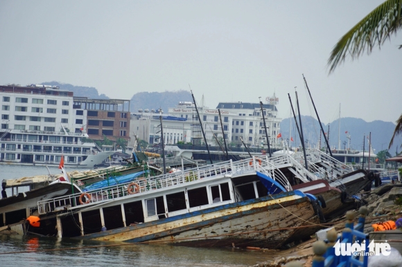 4 Can Canh Loat Tau Dam O Vinh Ha Long 2 Tuan Sau Bao Yagi Van Chua Duoc Truc Vot